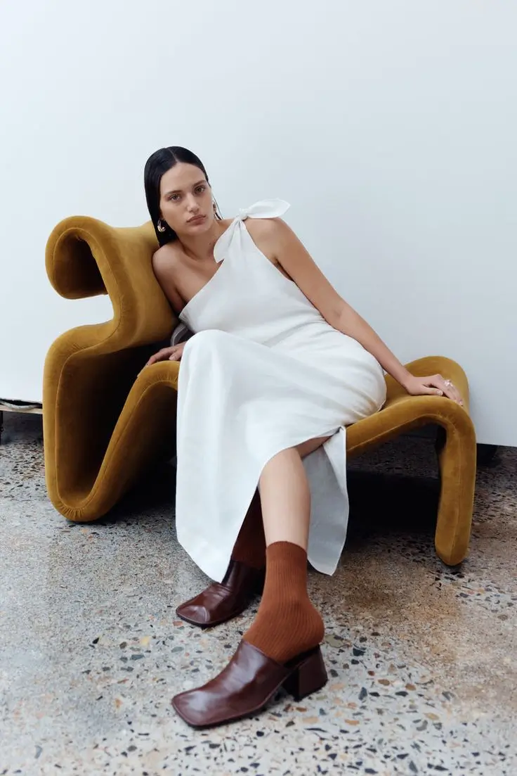 Mujer sentada vestido blanco