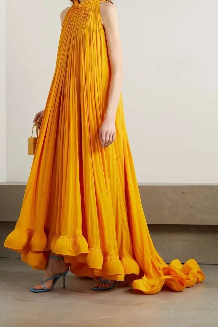 Mujer con vestido amarillo