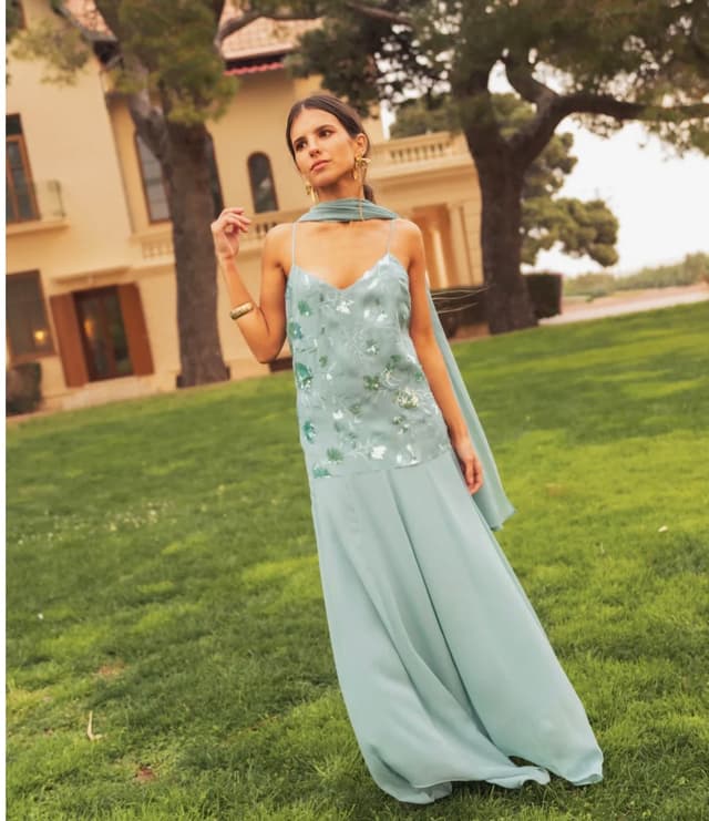 Vestido azul con mascada